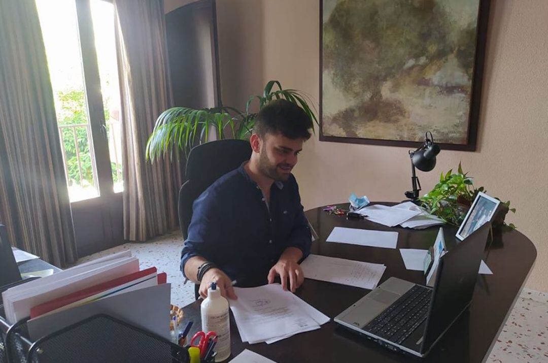 El exalcalde de Villatorres, Miguel Manuel García, en su despacho.