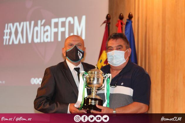 La FFCM entrega al CD Marchamalo la Copa de Campeón de Liga en 3ª División 2020-2021.