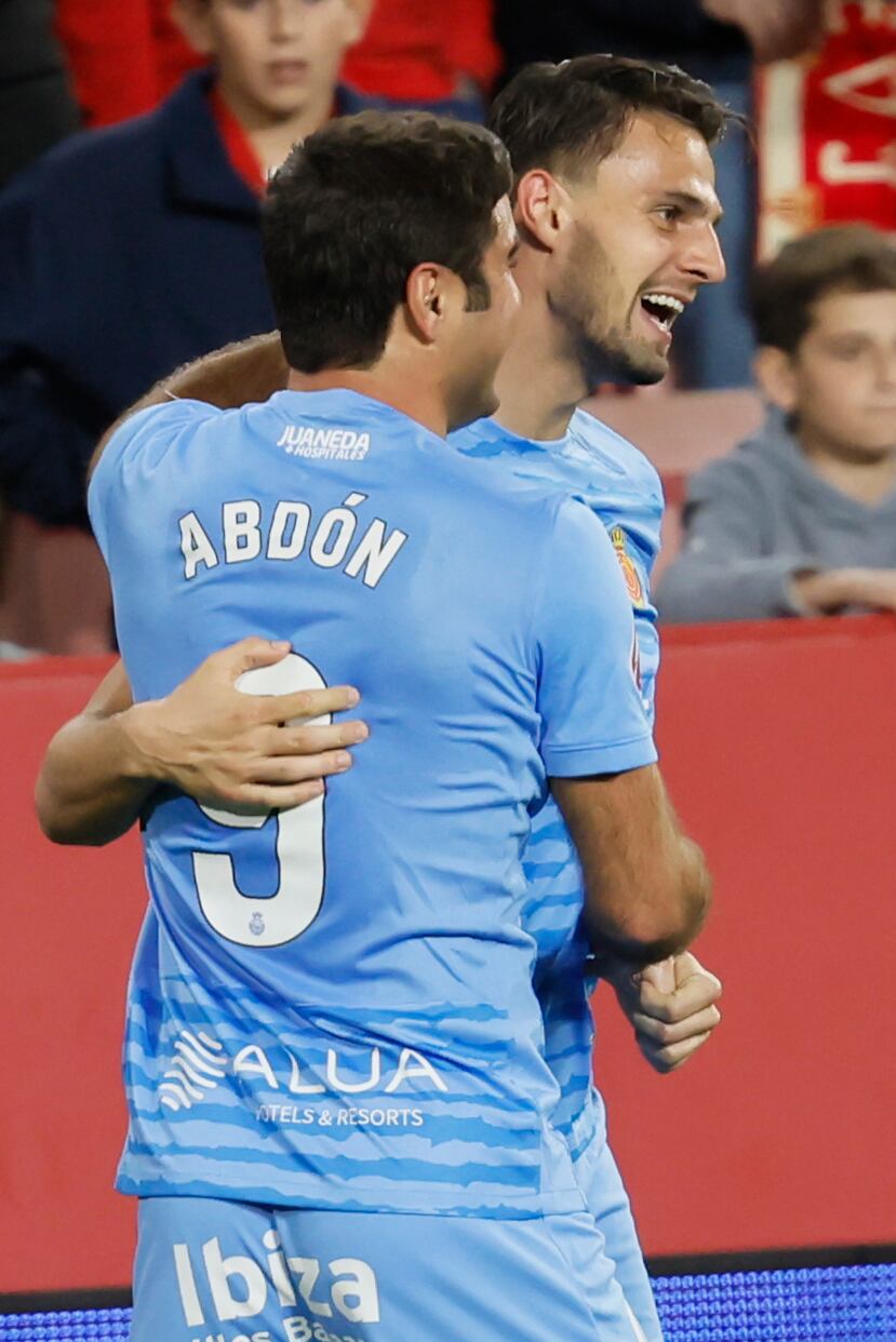 SEVILLA, 24/2/2025.- El defensa eslovaco del Mallorca Martin Valjent (d) celebra su gol durante el partido de LaLiga que Sevilla FC y RCD Mallorca disputan este lunes en el estadio Ramón Sánchez-Pizjuán. EFE/José Manuel Vidal
