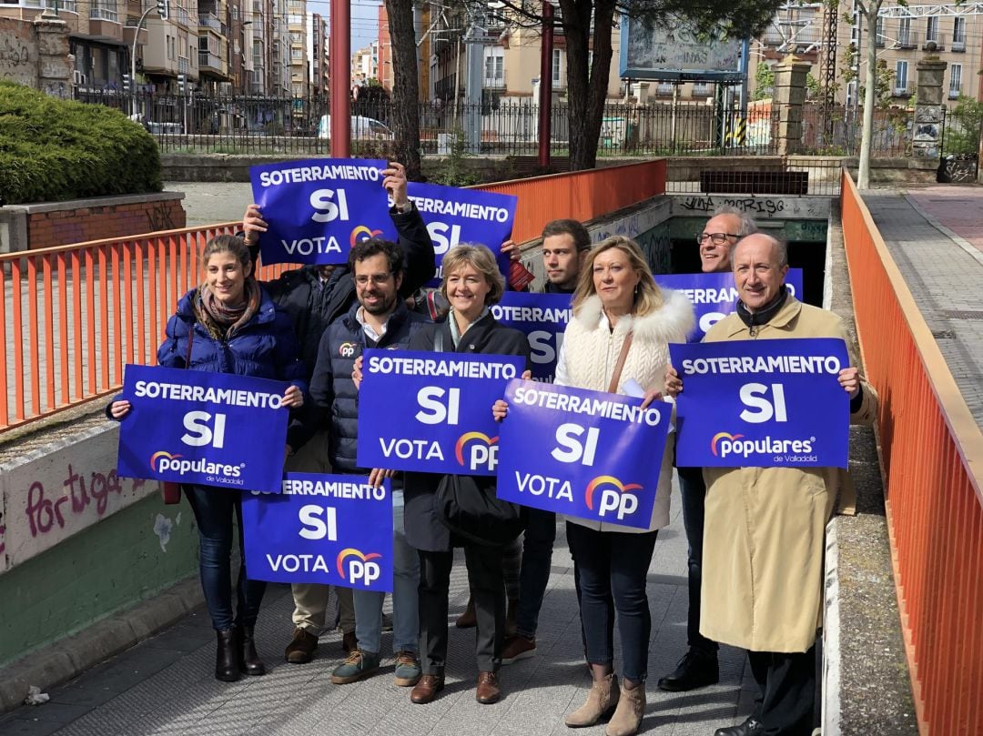 Pilar del Olmo, Isabel García Tejerina, Miguel Ángel Cortés, Martínez Bermejo y otros candidatos del PP en el paso peatonal de Labradores