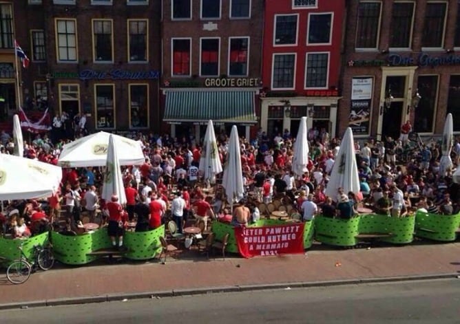 La afición del Aberdeen realizó una pequeña invasión de las calles y plazas de Groniga.