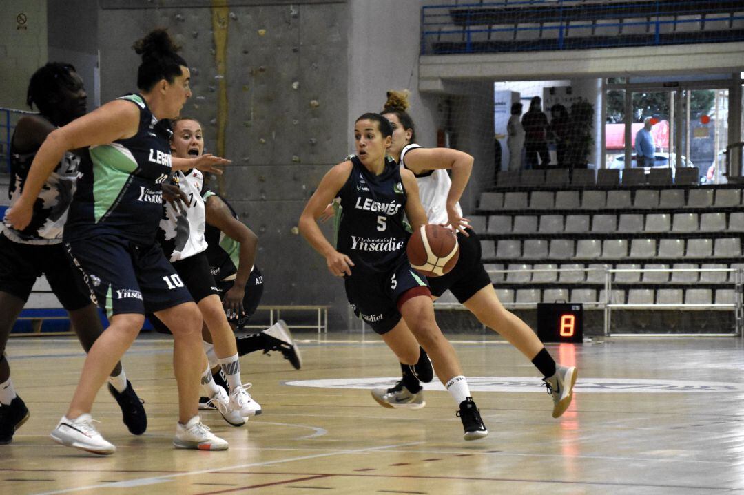 Isabel Latorre (5) penetra a canasta ante el bloqueo de Aitana Cuevas (10) en la victoria del pasado fin de semana ante el Fustecma Nou Básquet Femení de Castellón.