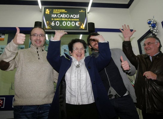 María Fernanda Quintela y su familia, propietarios de la Administración número de 10 de Santiago de Compostela, celebran el haber dado el quinto premio de la Lotería de Navidad