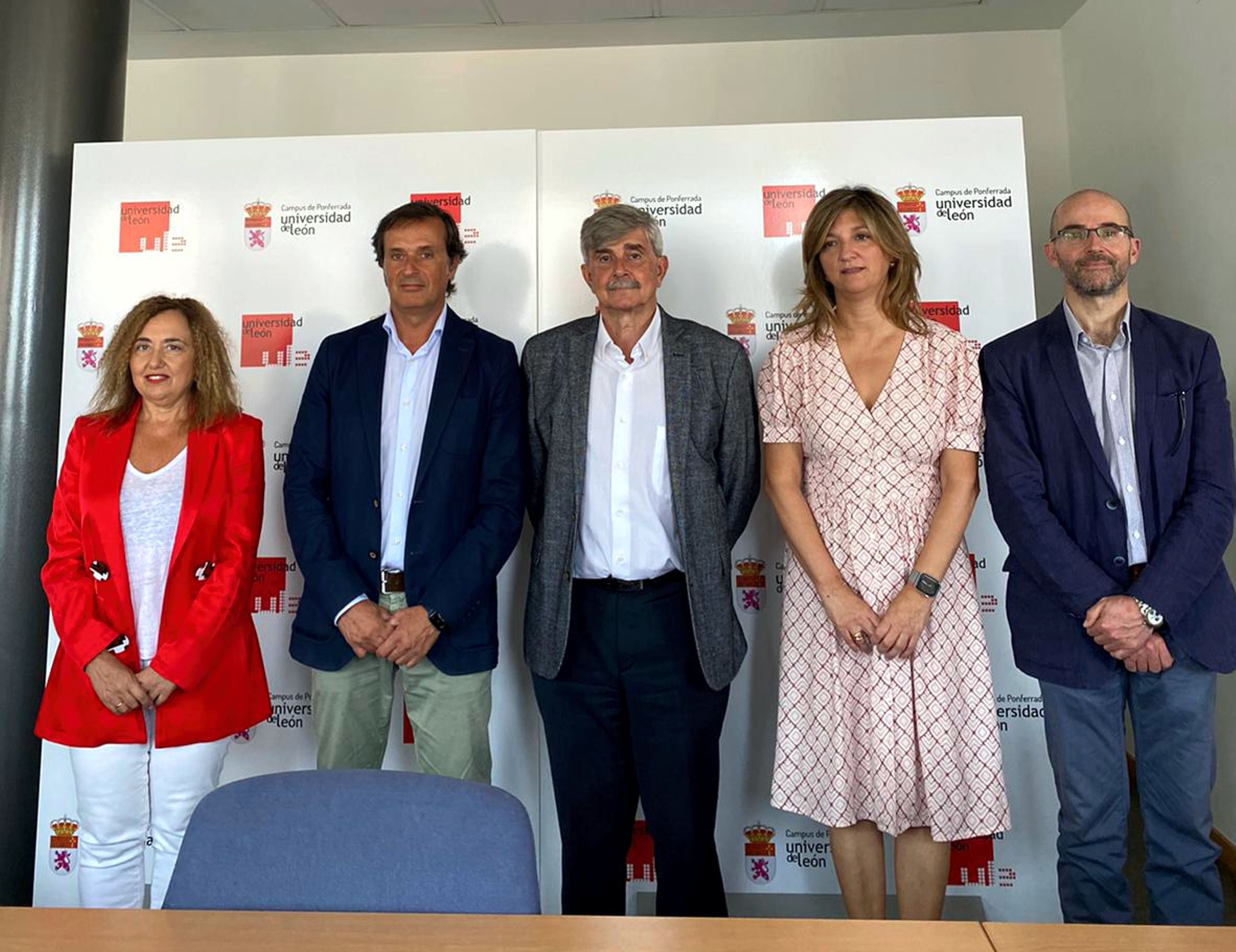 El presidente de la D.O. Bierzo, Adelino Pérez junto al rector de la ULE, Juan Francisco García Marín (en el centro)