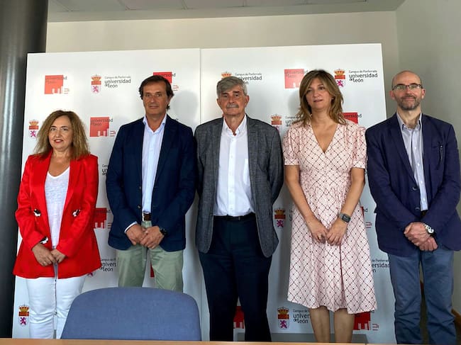 El presidente de la D.O. Bierzo, Adelino Pérez junto al rector de la ULE, Juan Francisco García Marín (en el centro)