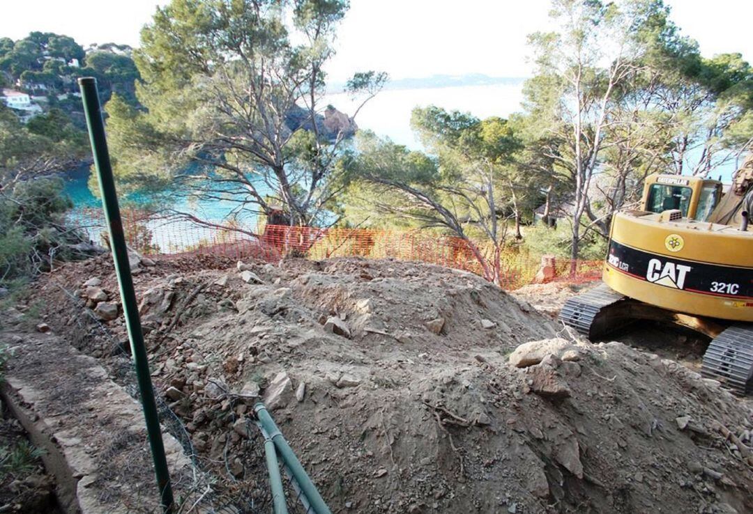 Obres al penya-segat del Port des Pi de Begur