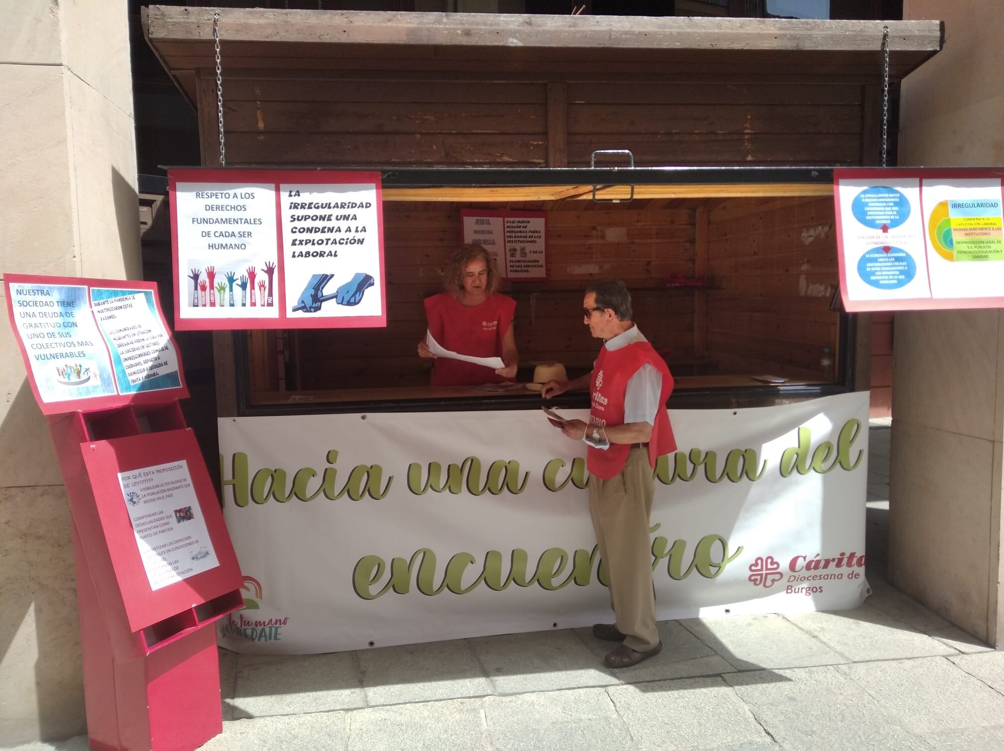 Caseta instalada en la plaza del Trigo de la campaña para regularizar la inmigración