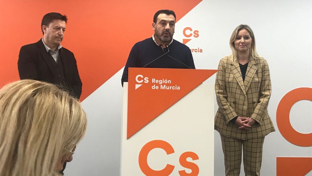 De izquierda a derecha, Juan José Molina, portavoz del Grupo Parlamentario Ciudadanos; Jerónimo Moya, portavoz de la gestora regional de Cs; y Ana Martínez Vidal, consejera y portavoz del Gobierno regional