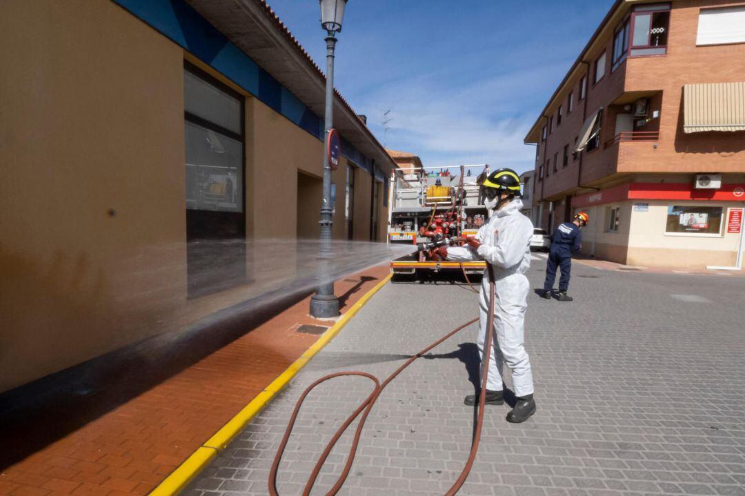 Los bomberos de la Diputación desinfectan las calles de Pedrajas de San Esteban e Íscar