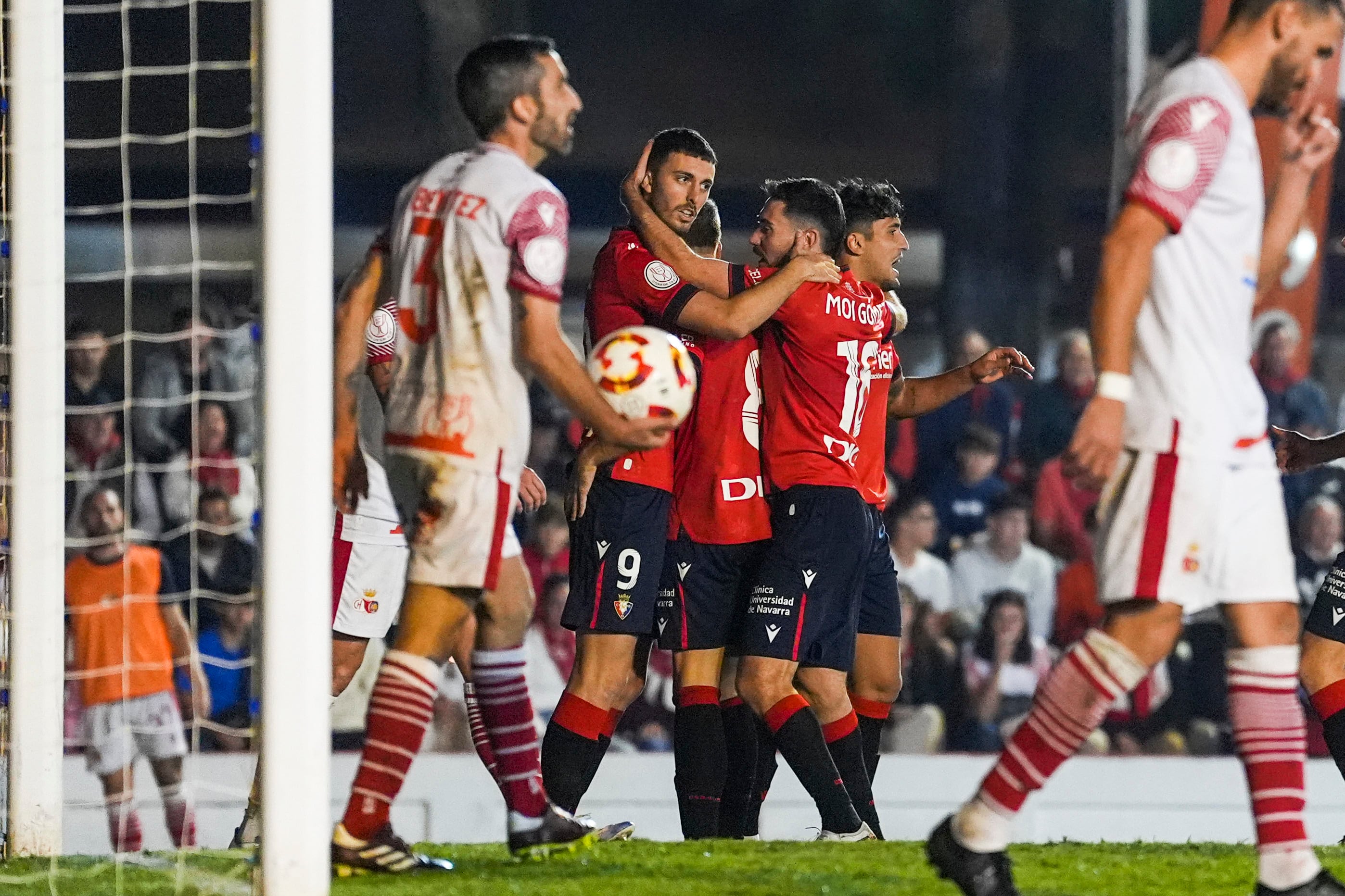 El delantero de Osasuna Raul García de Haro celebra el primer gol de la Copa del Rey en Chiclana