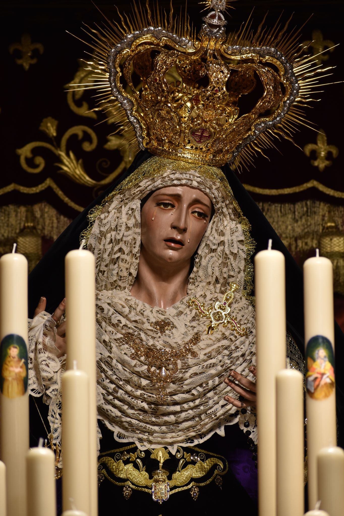 La Virgen de la Consolación, de la hermandad de San Agustín, preparada en su palio para la salida del próximo Lunes Santo en Granada