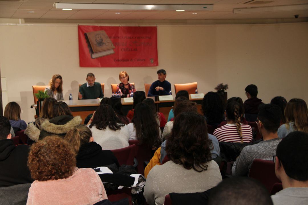 Un centenar de jóvenes de Cuéllar participan en un encuentro con empresarios de la Comarca