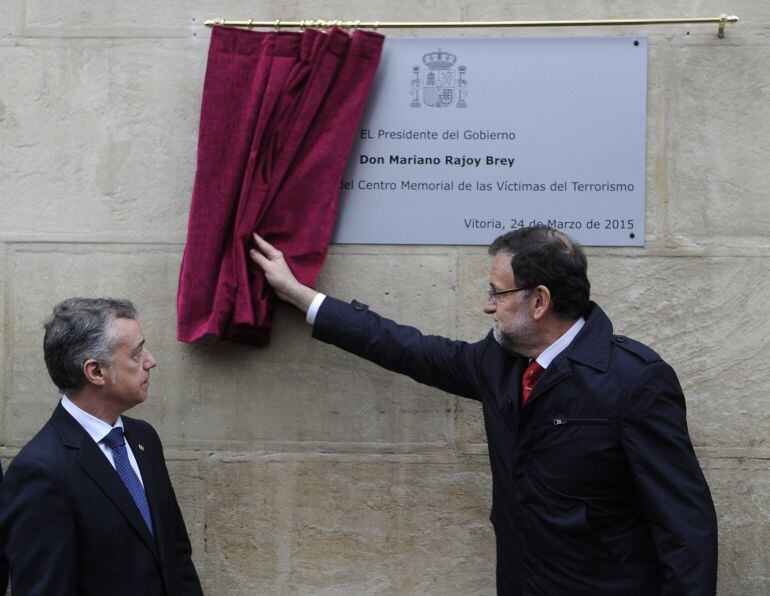 Rajoy ha descubierto la placa del Memorial en compañía de Urkullu