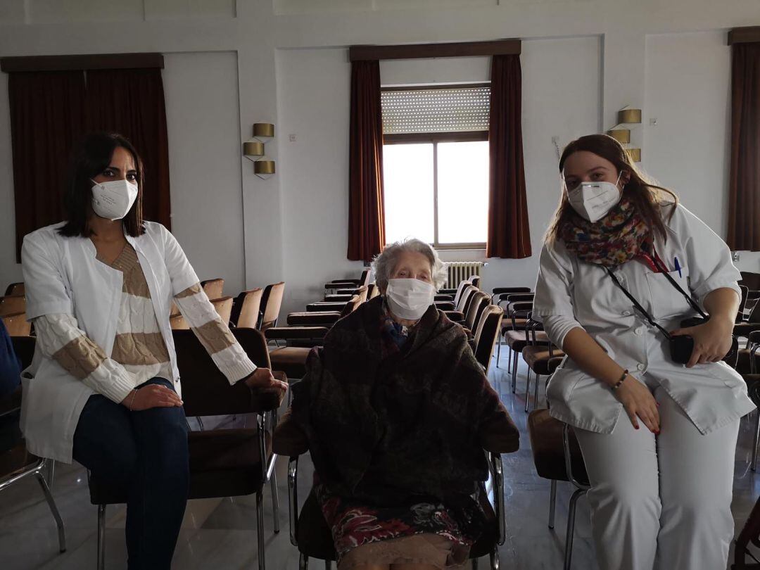 Dolores junto a varias trabajadoras de la residencia de mayores de las &#039;Hermanitas de los Pobres&#039;