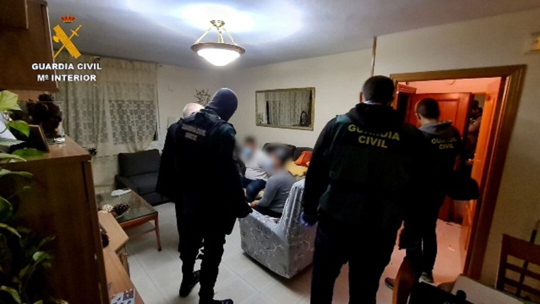 Imagen de un momento de la operación &quot;Aguas Vivas&quot; en cuyo marco se ha detenido a 16 personas por estafas en internet