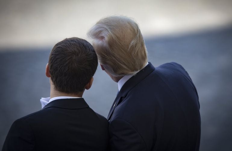 El presidente estadounidense, Donald J. Trump, conversa con su homólogo galo, Emmanuel Macron