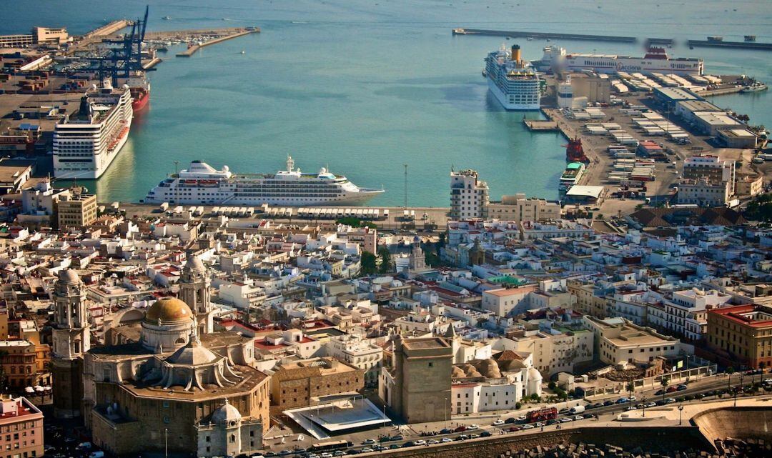 Cruceros en el muelle de Cádiz