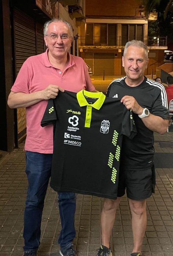 Alfonso Ortiz a la derecha el día de su presentación junto al presidente del Deportivo Córdoba, Pablo García.
