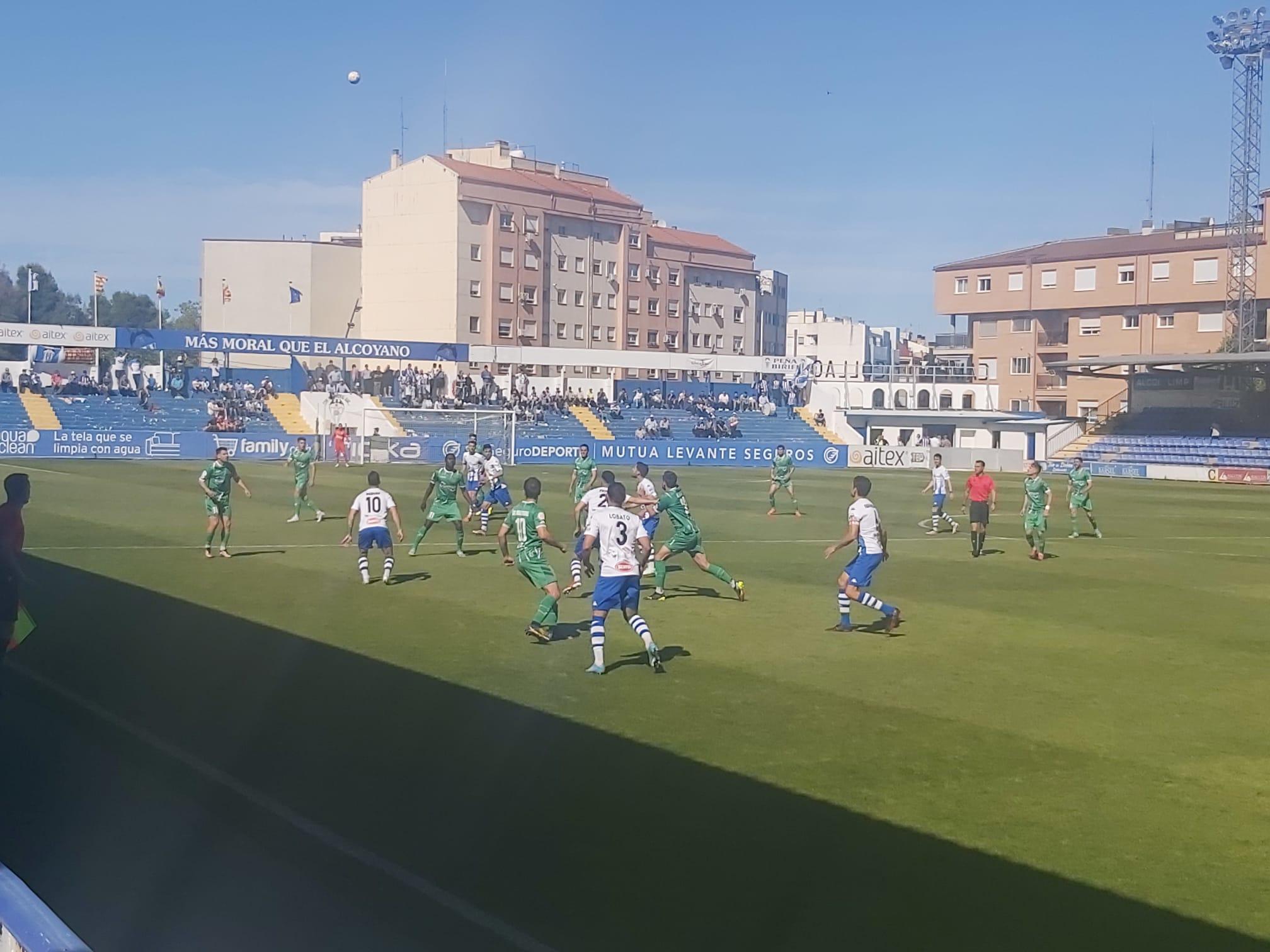 Instante del partido entre el CD Alcoyano y el Cornella