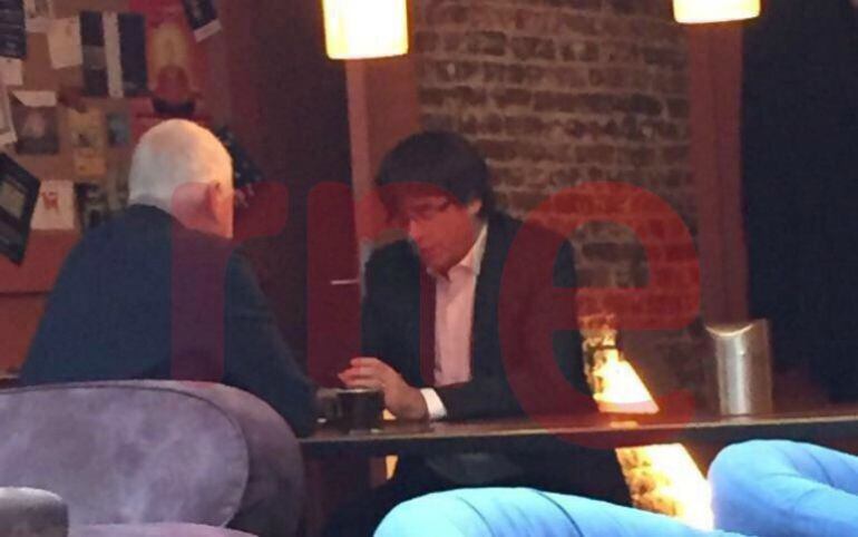 Carles Puigdemont, en una cafetería en Bruselas.