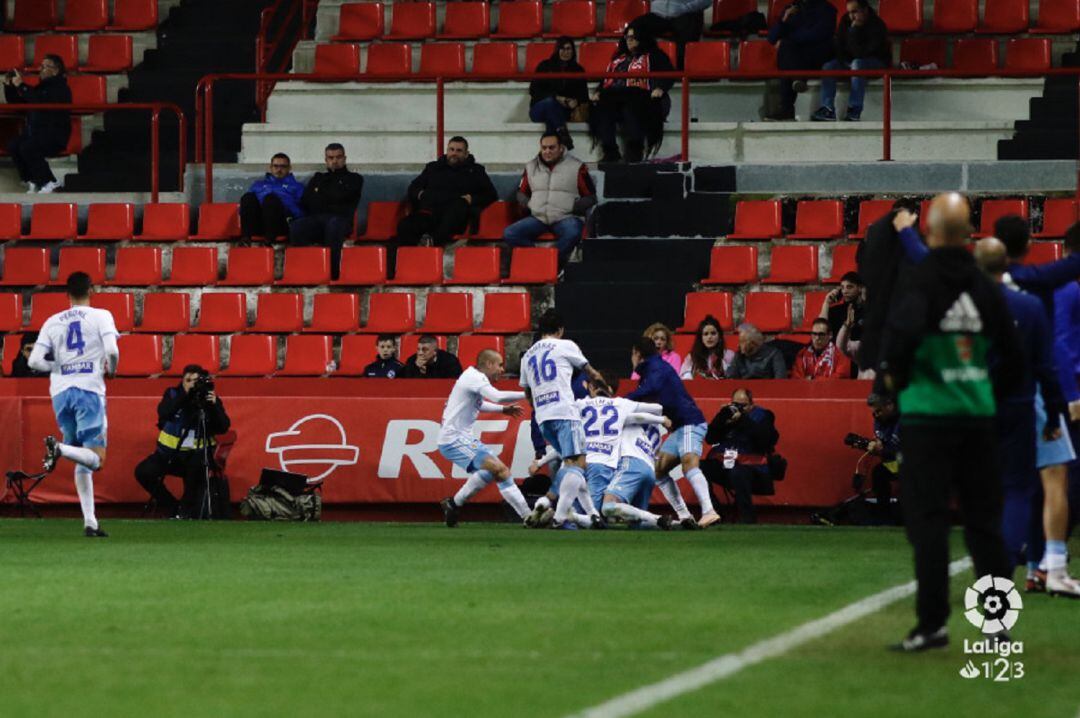 Los futbolistas del Real Zaragoza celebran el gol marcado por Pep Biel