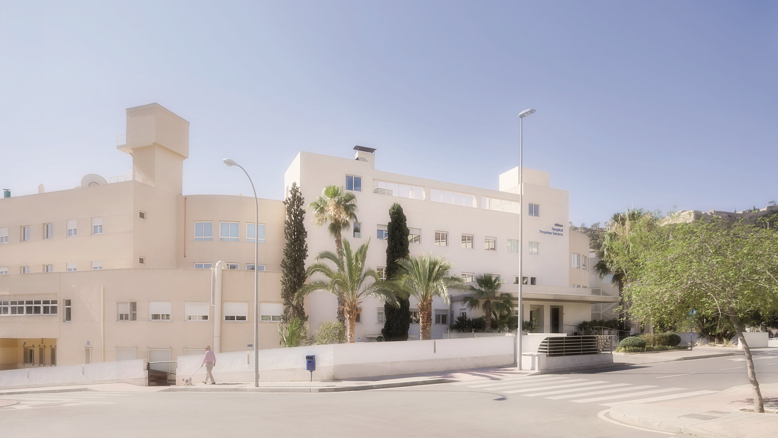 Fachada principal del Hospital Vithas Alicante, en Dr. Gómez Ulla, 15