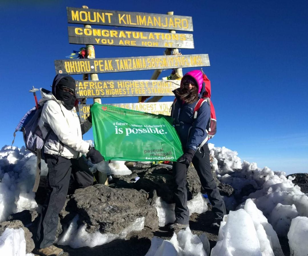 Laura Parrilla y su acompañante, coronando el Kilimanjaro