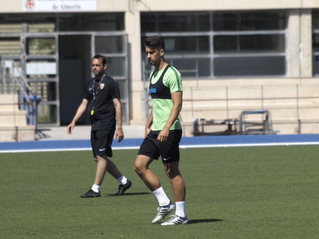 César de la Hoz y Fran Fernández en el campo Anexo.