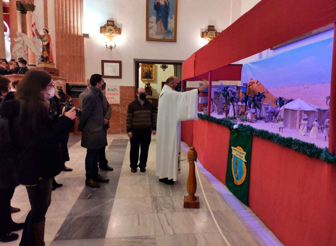 Un instante de la bendición de los belenes instalados en la parroquia de Santa María a cargo del cura párroco José Luis Llopis