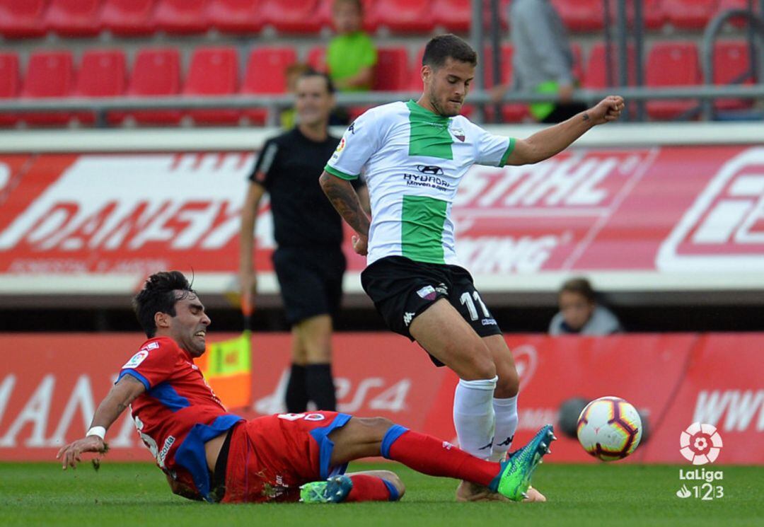 Escassi se lanza a por el balón en un momento del partido ante el Extremadura.