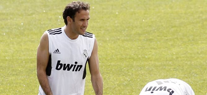 El defensa portugués Ricardo Carvalho durante el entrenamiento que el Real Madrid ha realizado el 12 de mayo de 2012, en la ciudad deportiva de Valdebebas, en Madrid, preparatorio para el partido que disputa ante el RCD Mallorca en el estadio Santiago Ber