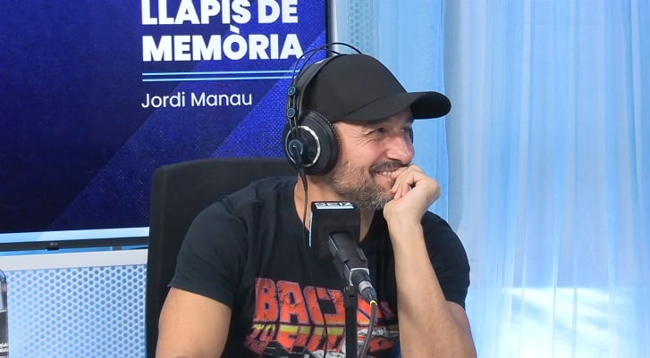 L'actor Alain Hernández a l'estudi de Ràdio Barcelona durant la seva entrevista al 'Llapis de memòria'