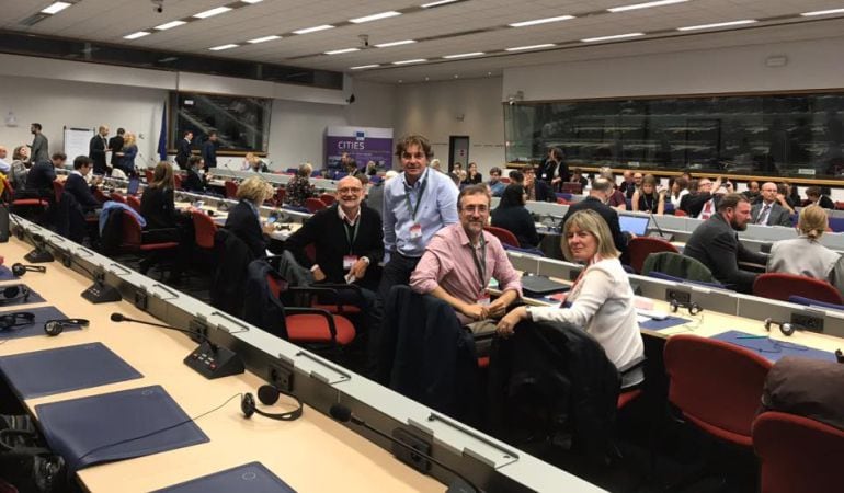 El equipo de Fuenlabrada, encabezado por Javier Ayala, en Bruselas.