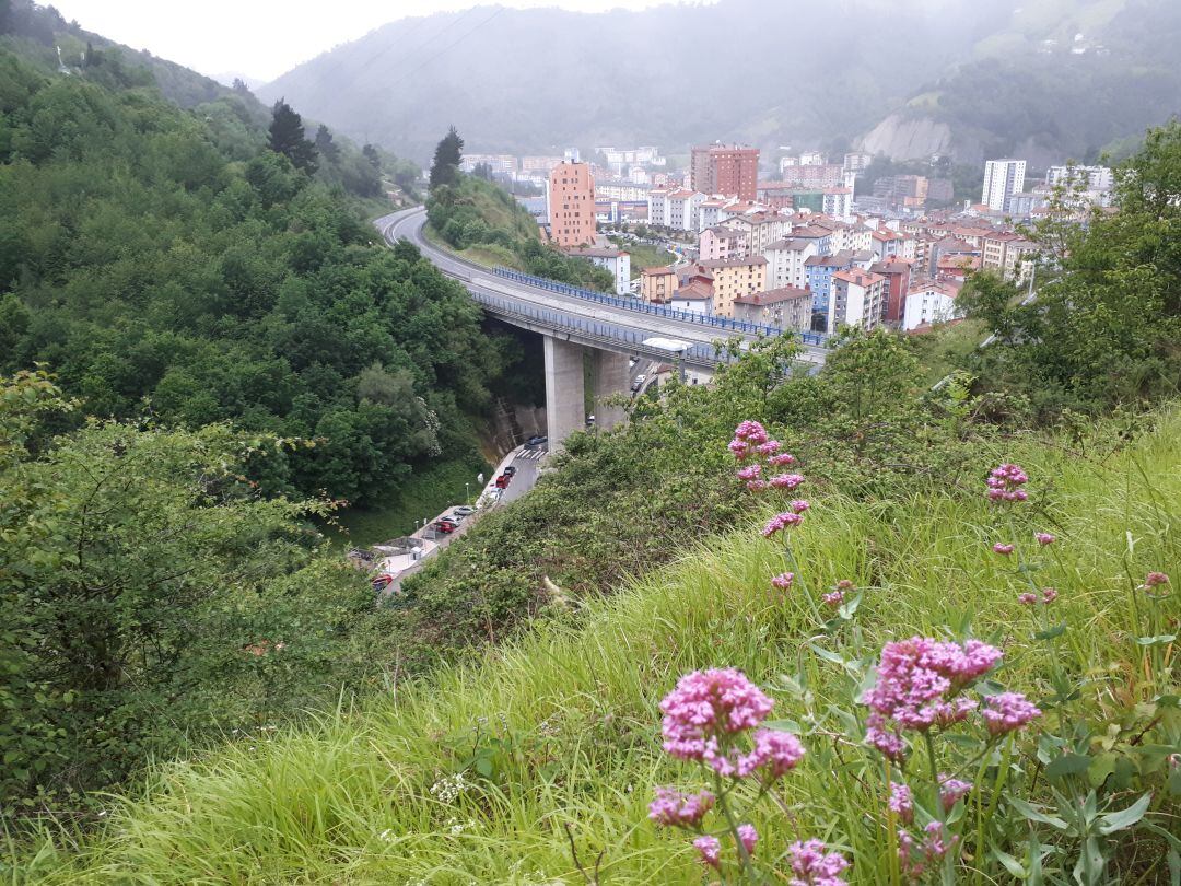 Imagen parcial de Eibar desde la carretera de acceso al área deportiva de Unbe