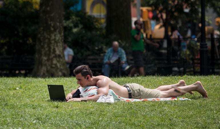 Nuestro ordenadores están reviendo numerosos correos tras la aprobación del Reglamento de Protección de Datos europeo.