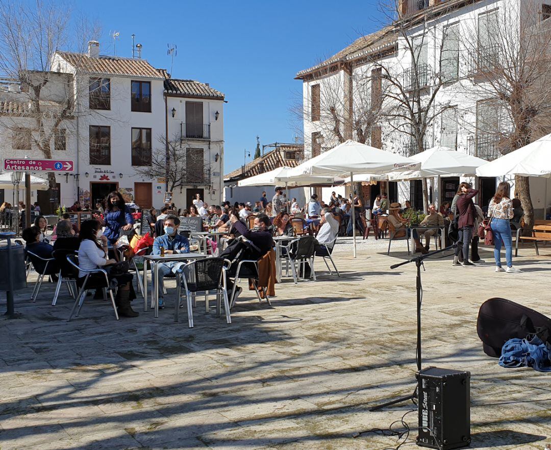 Terrazas de bares en la plaza de San Miguel Bajo de Granada en plena pandemia de la covid