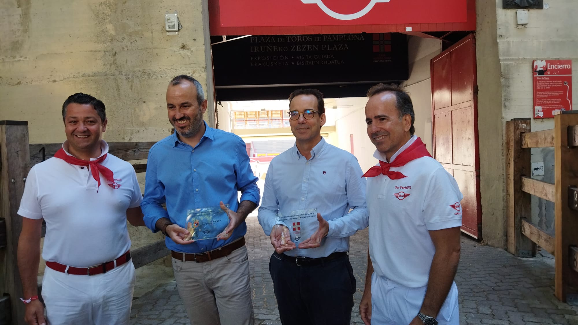 El presidente de MINI Lurauto, Luis Miguel García y el presidente de MINI España, Carlos Martínez, entregan un reconocimiento al Ayuntamiento de Pamplona, representado por el concejal Fermín Alonso, y a la MECA, por Mariano Pascal