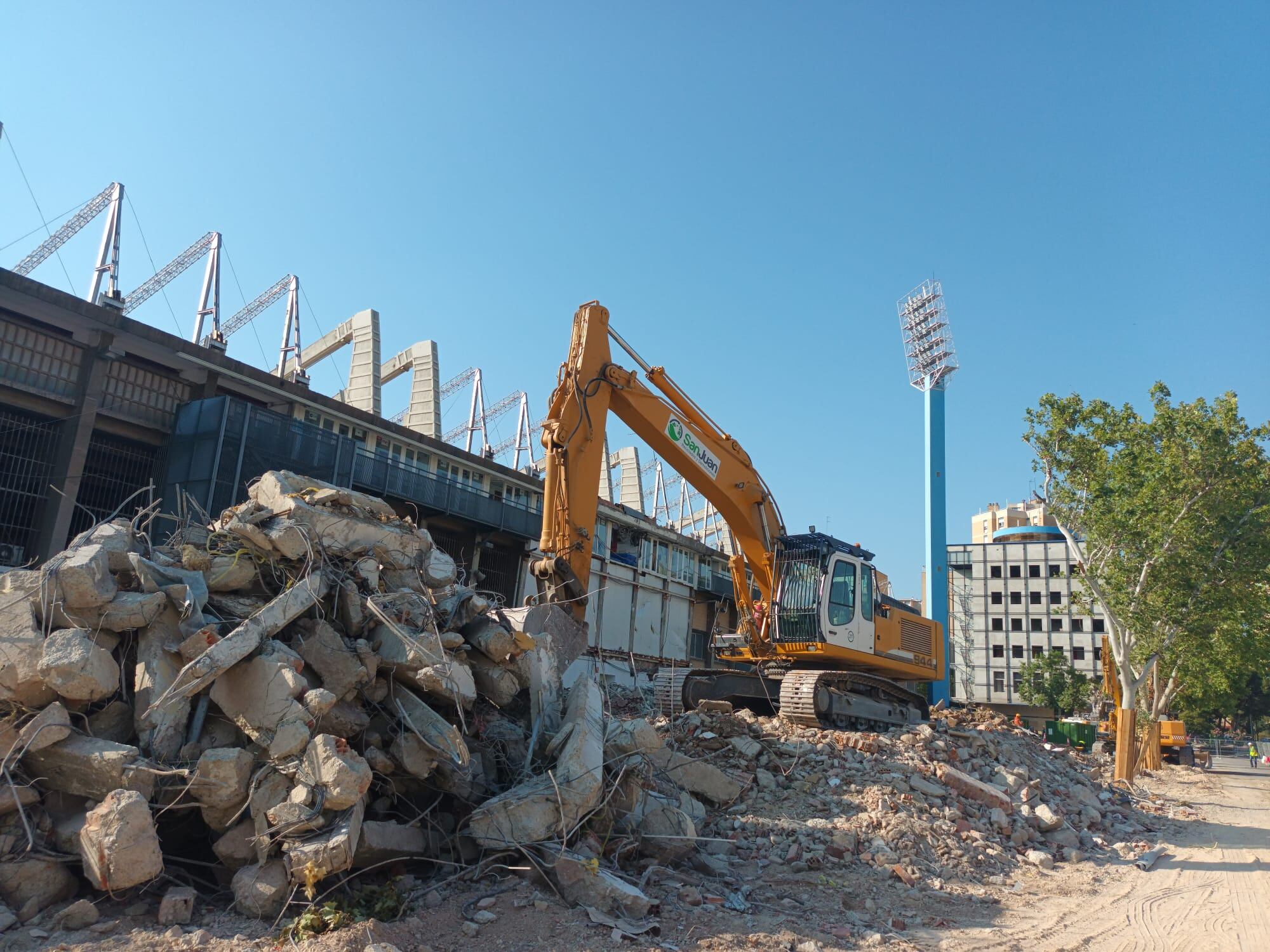 Una excavadora desplazando los escombros en las inmediaciones del Estadio municipal de La Romareda