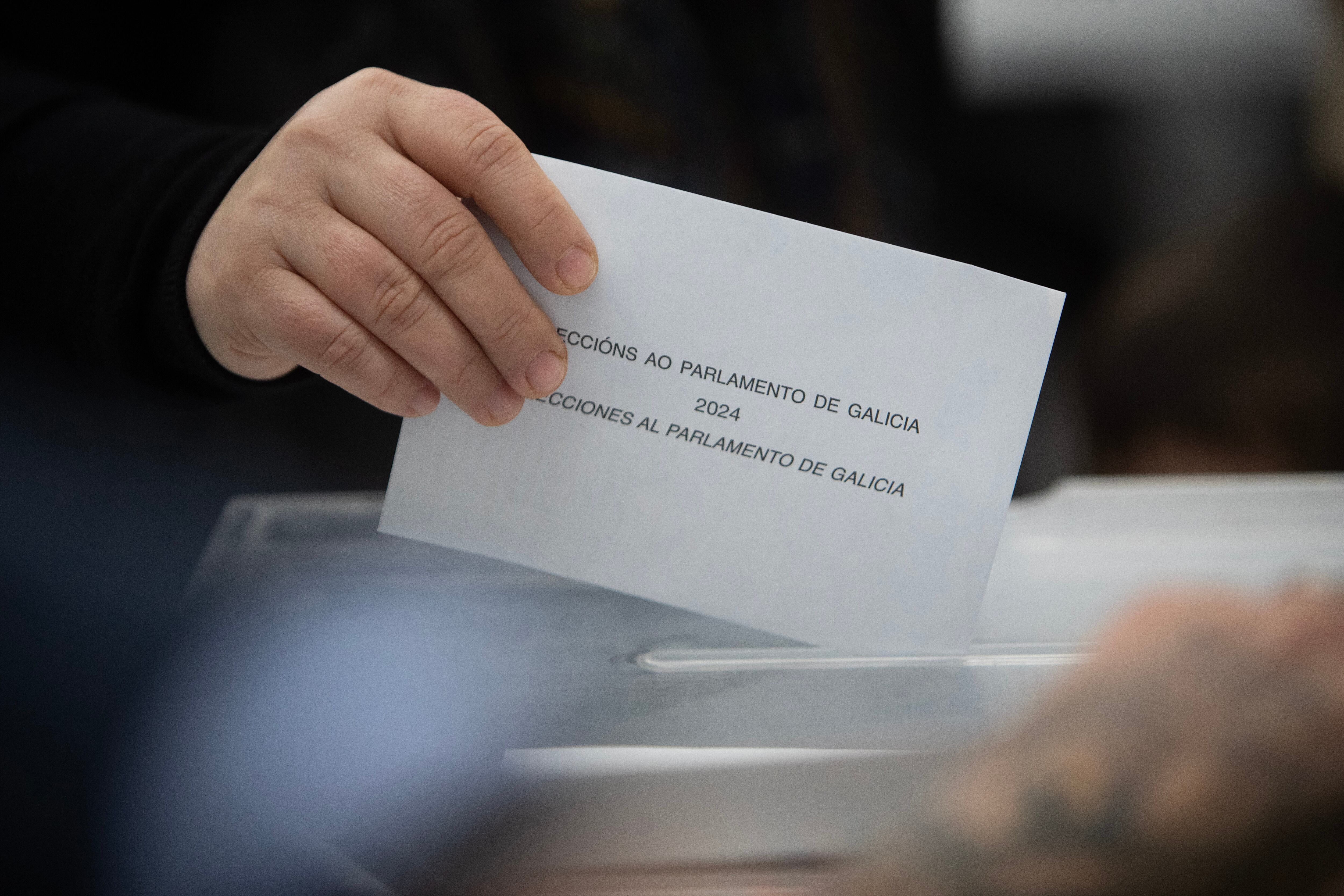 VIGO, 18/02/2024.- Un hombre ejerce su derecho al voto en un colegio electoral en Vigo, durante la jornada electoral este domingo. EFE/ Salvador Sas
