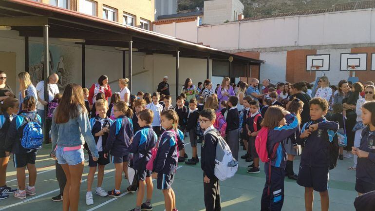 Los escolares minutos antes de entrar en las aulas del Colegio La Villa.