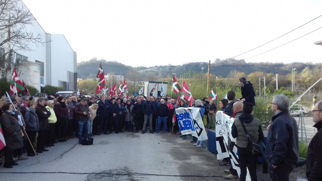 Concentración frente a la cárcel de Martutene convocada por la iniciativa &quot;Kalera Kalera&quot;