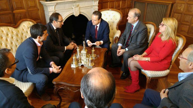 Imagen de la reunión mantenida en el Ayuntamiento