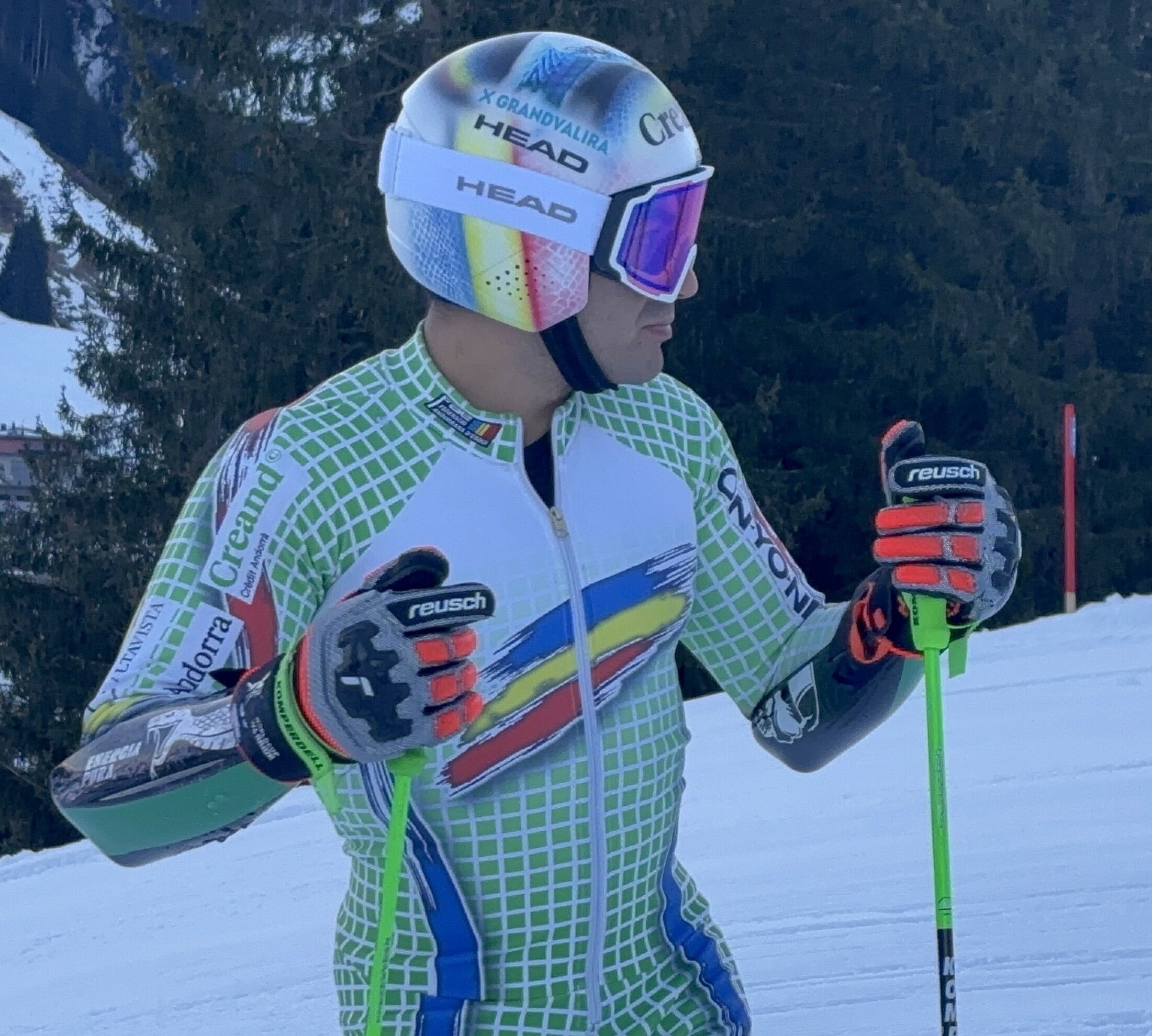 Joan Verdú llueix el seu nou casc amb els colors de la bandera d'Andorra