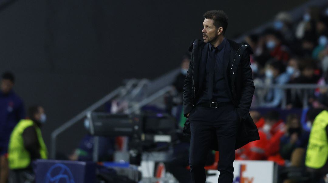 El entrenador del Atlético, Simeone, durante el partido ante el Milan. 