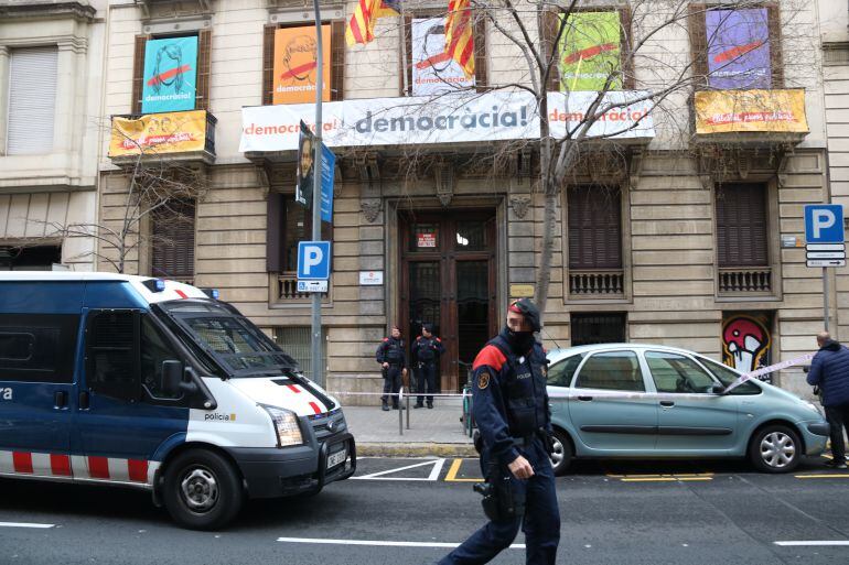 La sede de Òmnium custodiada por los Mossos el pasado mes de marzo, durante uno de los registros de la Guardia Civil