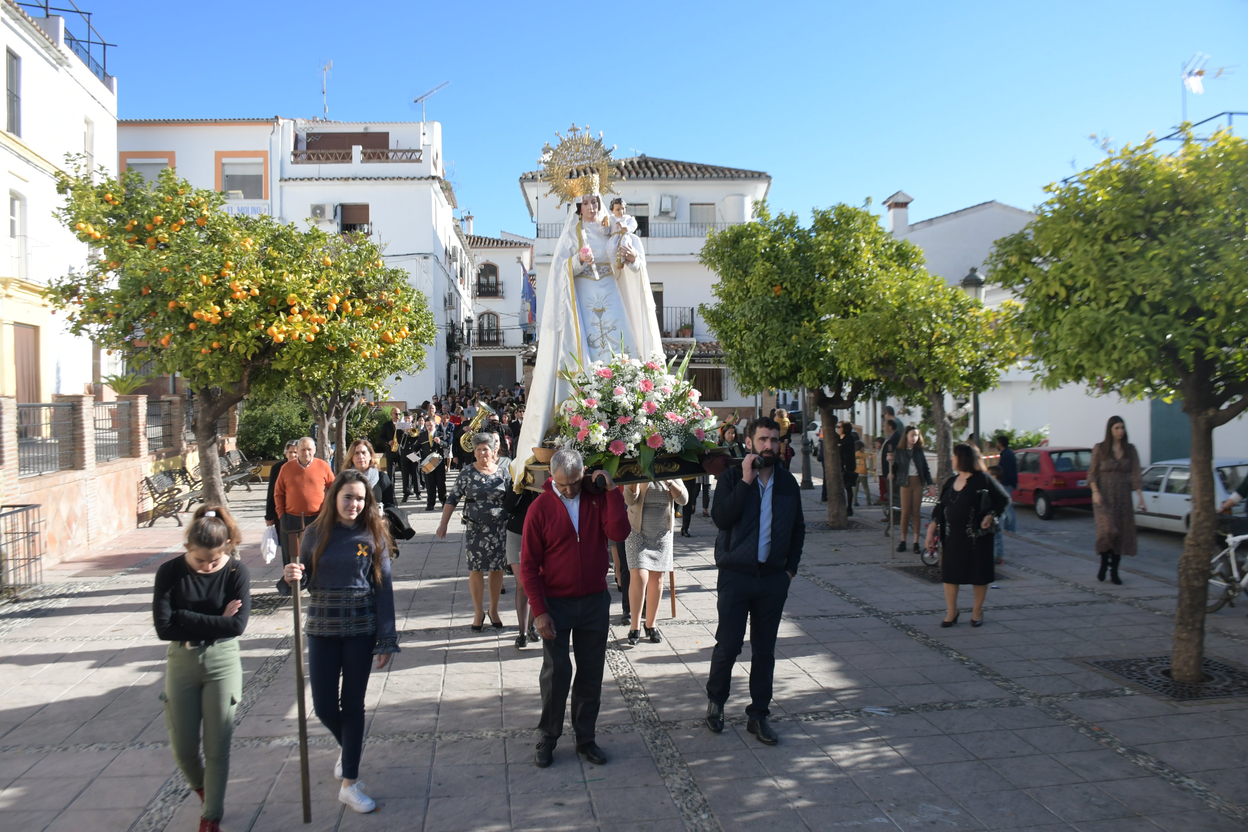 Los mayordomos y mayordomas llevarán a cabo la suelta de las dos palomas que la imagen de la Virgen de la Candelaria portará en su trono durante todo el recorrido