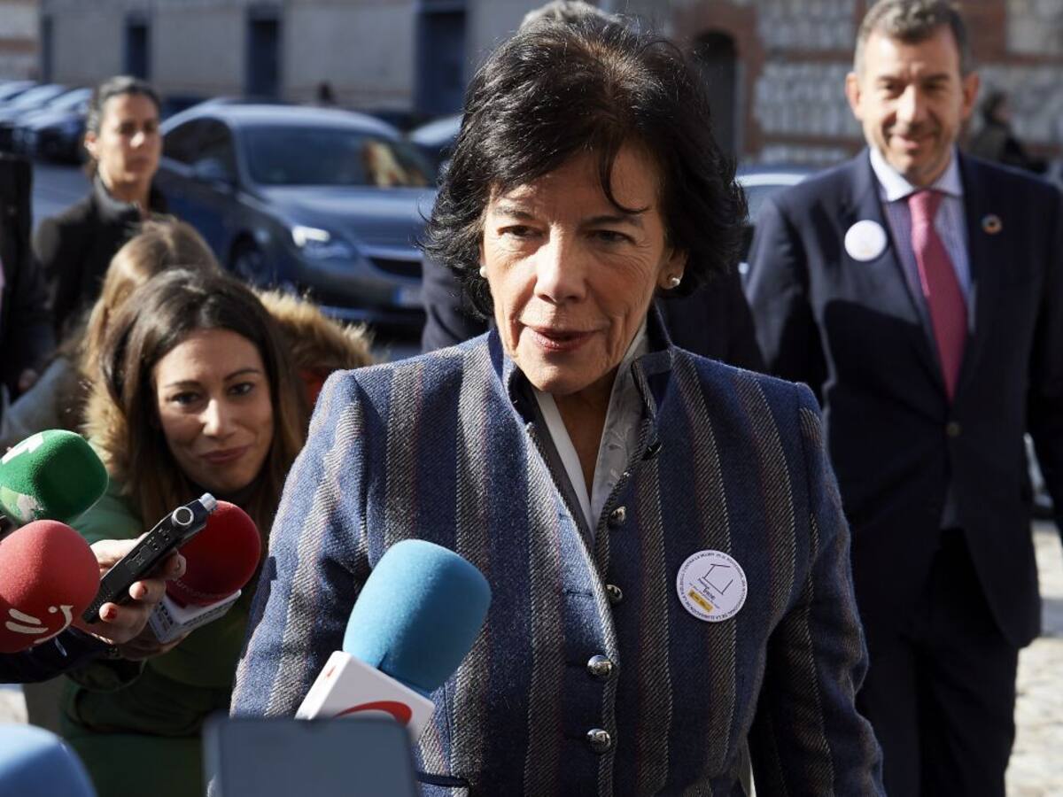 Celaá estudiará si se suma a la demanda contra la orden de la consejería que establece la semipresencialidad