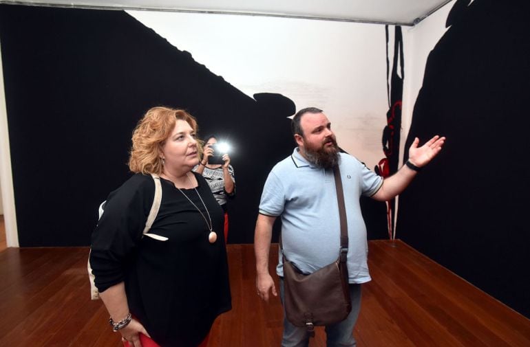 El pintor Jesús Zurita y la diputada de Cultura de la Diputación de Granada, Fátima Gómez, visita la exposición del primero en el Centro Guerrero de Granada