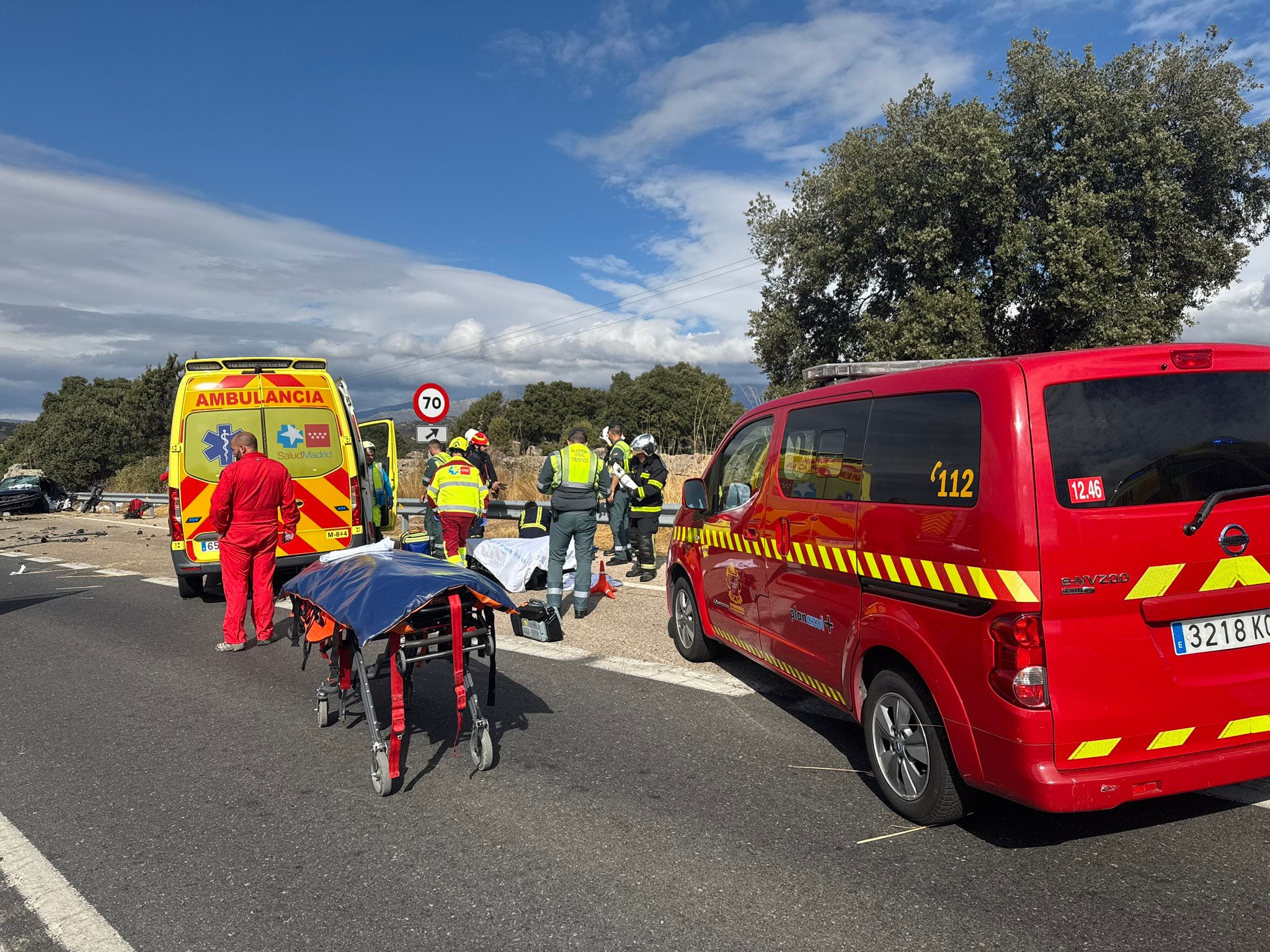 La víctima quedó atrapada en su vehículo y murió tras entrar en parada cardiorrespiratoria, mientras que una mujer de 45 años resultó herida grave y fue trasladada al Hospital La Paz