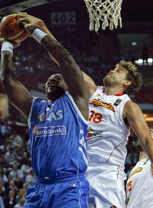 &quot;Baby Shaq&quot; se lleva un rebote ante Marc Gasol